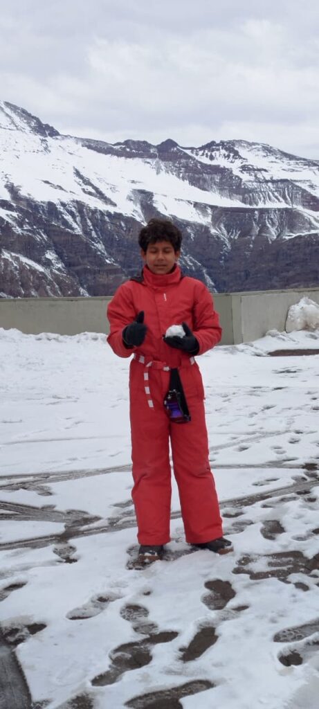 Niño disfrutando la nieve 